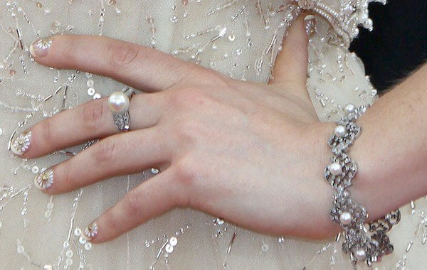Zooey Deschanel's pretty daisy manicure