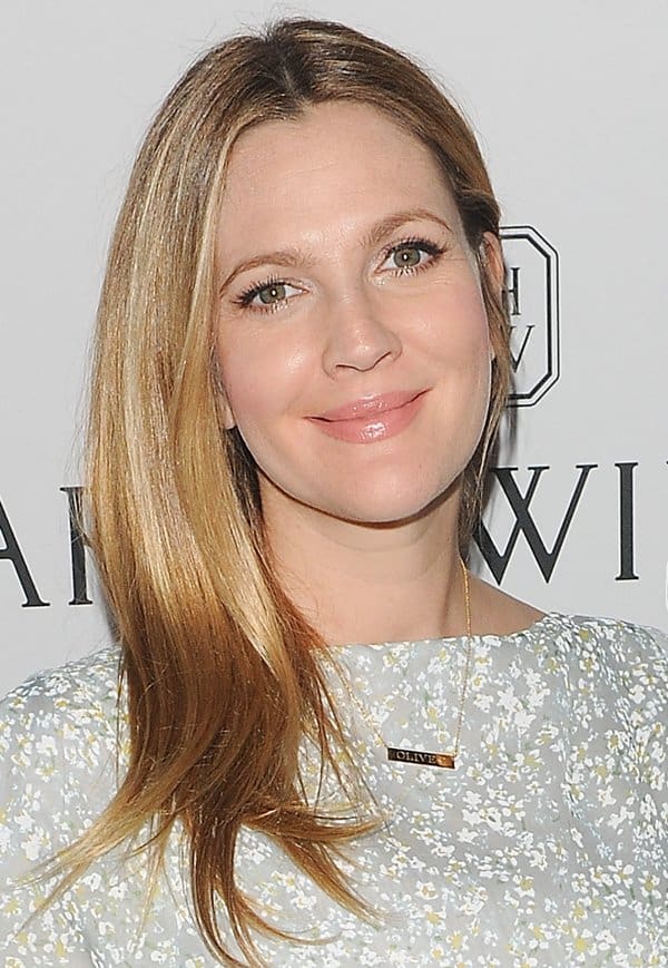 Drew Barrymore wears a gold bar necklace at the 2nd Annual Baby2Baby Gala