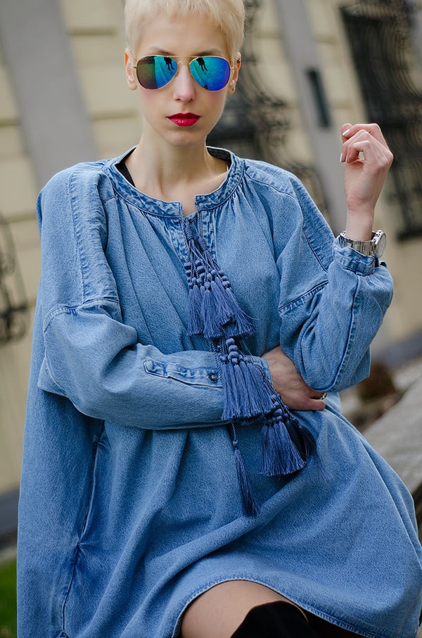 Borjana looks hot in a classic denim tunic dress