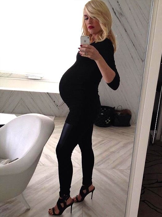 pregnant Gwen Stefani weParing inappropriate shoes