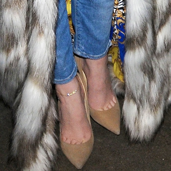 Khloe Kardashian's feet in suede "Anouk" pumps