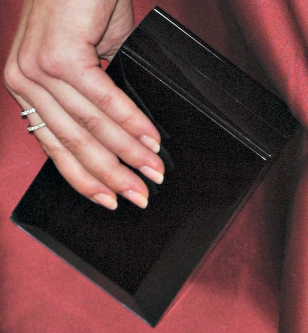 Sarah Hyland's black clutch from Rauwolf