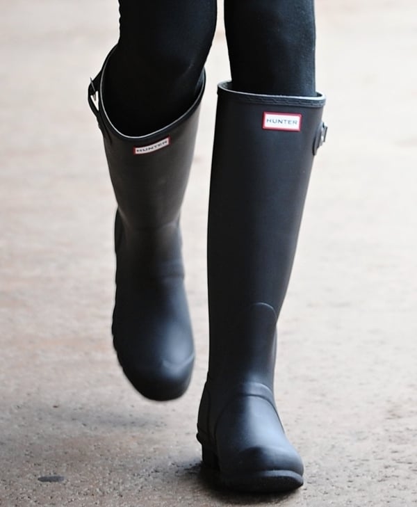 How to Wear Gym Clothes With Rain Boots Like Alessandra Ambrosio