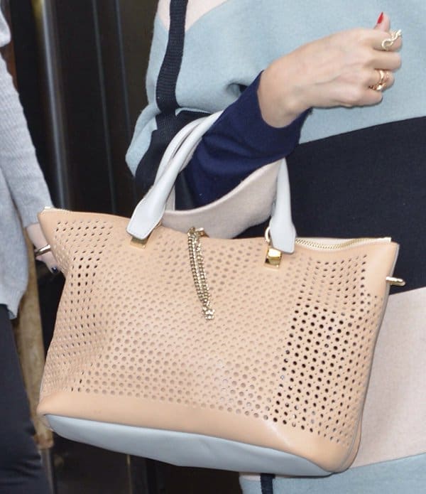 Jessica Alba's handbag complemented her coat well