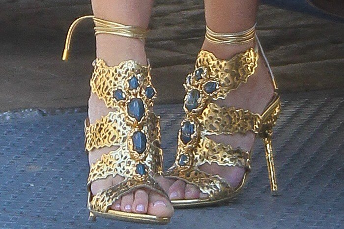 Kim Kardashian displayed her sexy toes in gold filigree sandals