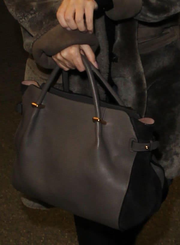 Kylie Minogue elegantly carrying Nina Ricci’s Le Marché tote bag, the perfect travel accessory