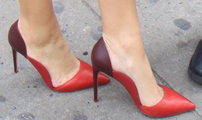 Maria Menounos shows off her feet in two-tone pumps