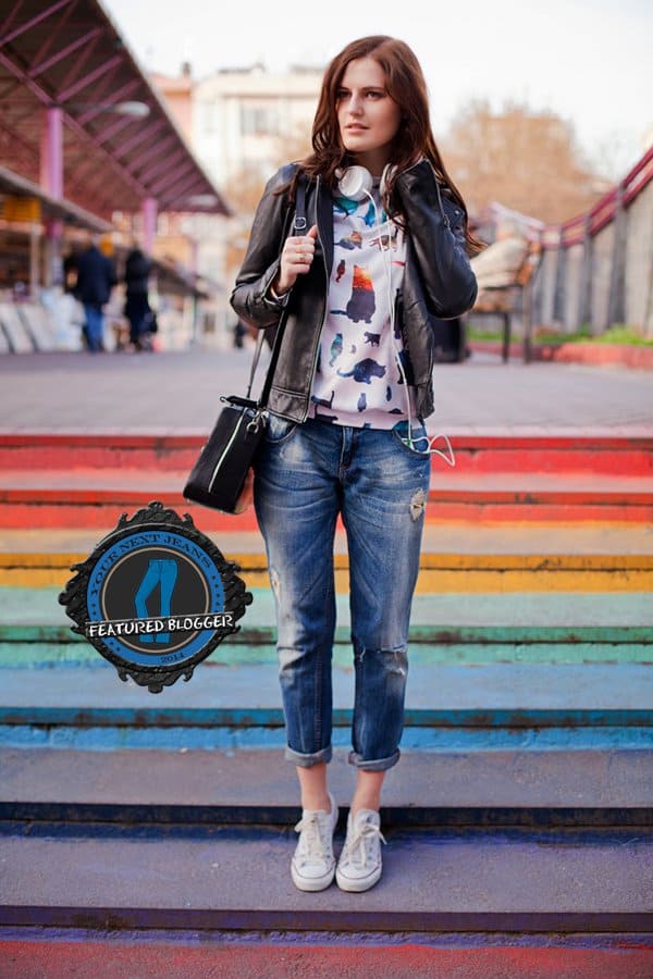 Viktoriya wears jeans with a leather jacket and sneakers