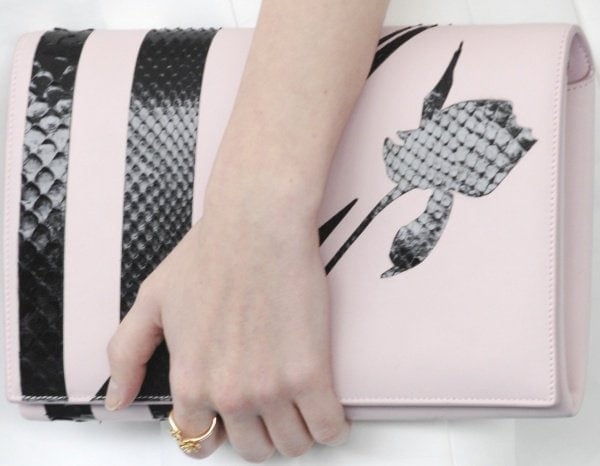Anna Kendrick carried a large pink-and-black clutch from Dior
