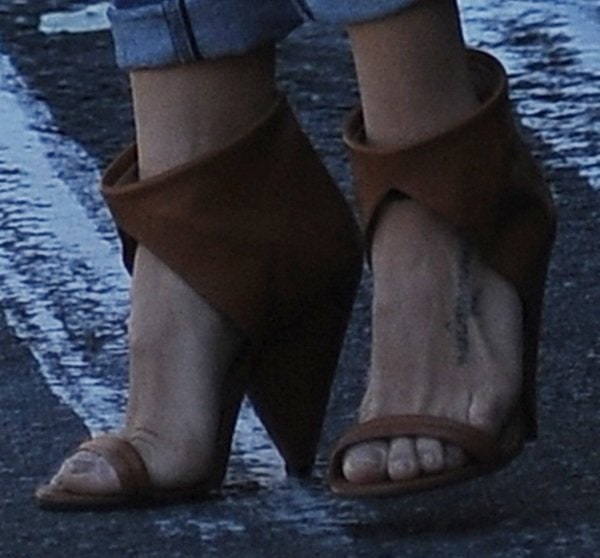 Jenna Dewan-Tatum shows off her feet in cone heel Saika sandals