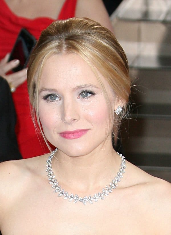 Kristen Bell wears a white gold and diamond Piaget Rose Empress necklace and Rose earrings