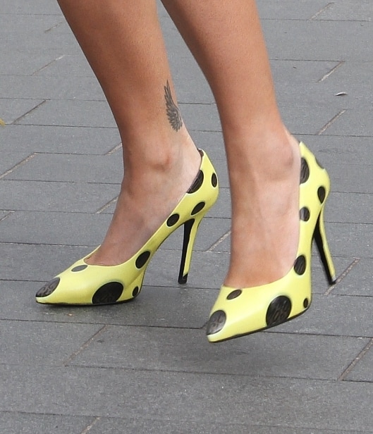 Rita Ora wearing yellow Spongebab Squarepants spotted pumps
