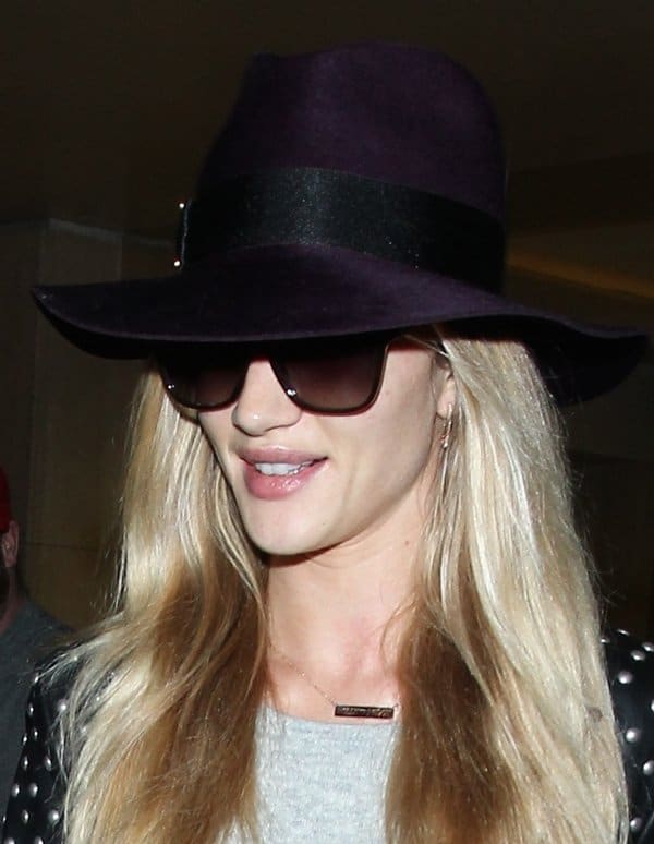 Rosie Huntington-Whiteley wears a Jennifer Meyer personalized nameplate necklace