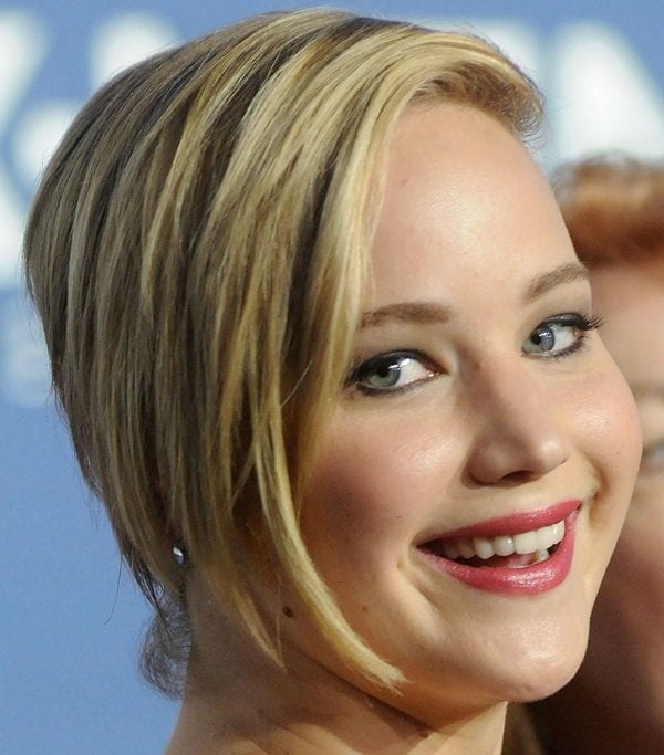 Jennifer Lawrence wore her blonde hair swept to one side