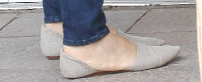 Jessica Alba paired her pointy d'Orsay flats with blue jeans