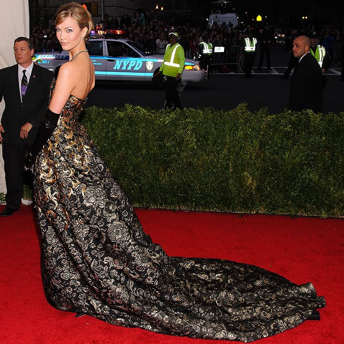 Karlie Kloss took us back to more glamorous times in her Oscar de la Renta fall 2014 strapless gown with gold embroidery