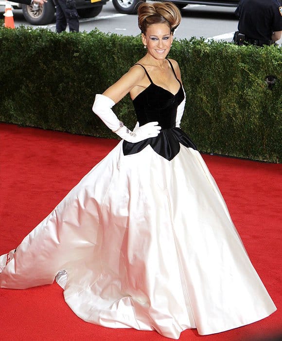 Sarah Jessica Parker stuns in a custom Oscar de la Renta ball gown featuring a black velvet peplum and a white satin skirt at the 2014 Met Gala