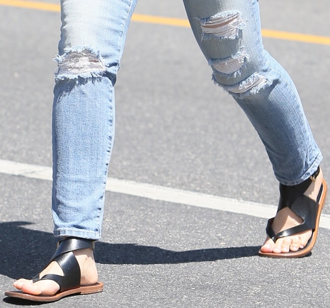 Mena Suvari looking chic in flat sandals