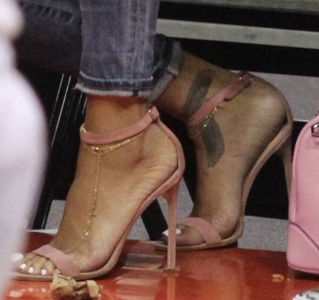 Rihanna's sexy feet in pink suede sandals