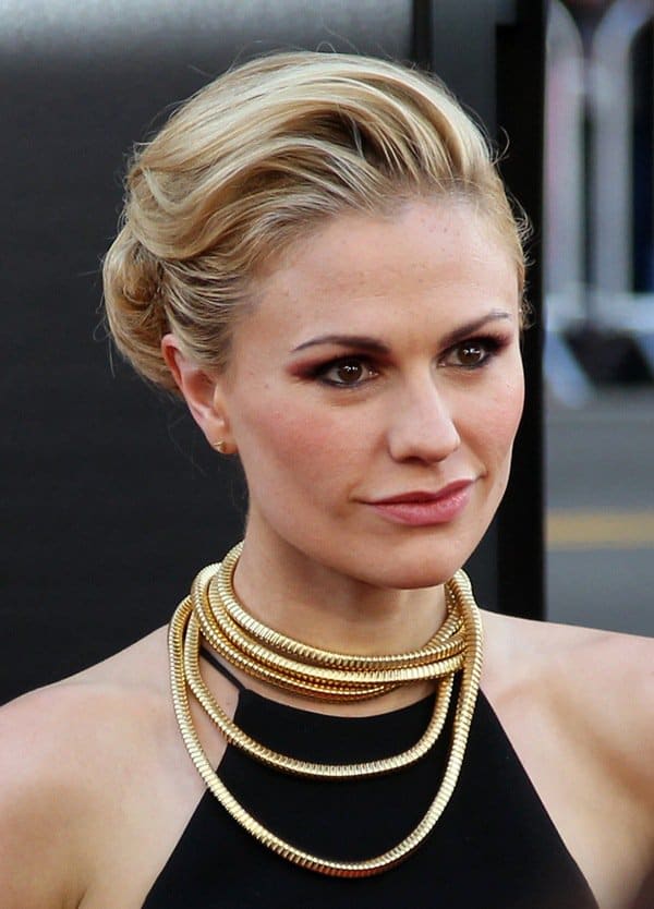 Anna Paquin punctuated her look with a long gold necklace chain that she wrapped around her neck