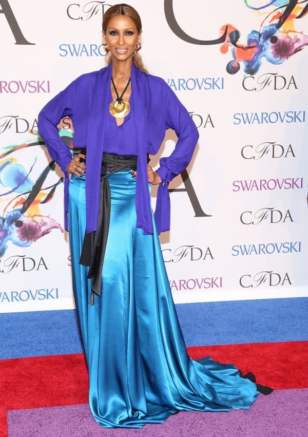 Iman stands out in vibrant attire and gold accessories at the 2014 CFDA Awards