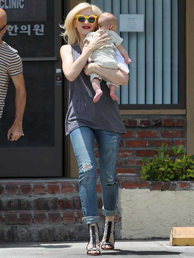 Gwen-Stefani-leaving-Jesun-Acupuncture-Clinic-with-son-Apollo