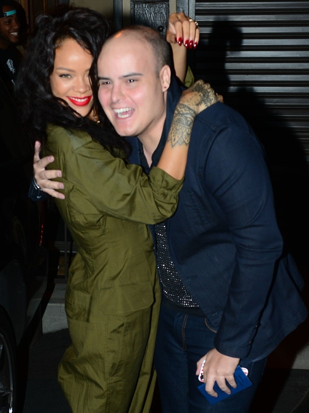 When leaving the restaurant after dinner on Thursday evening, an excited fan managed to get his picture taken with the Barbadian recording artist, actress, and fashion designer