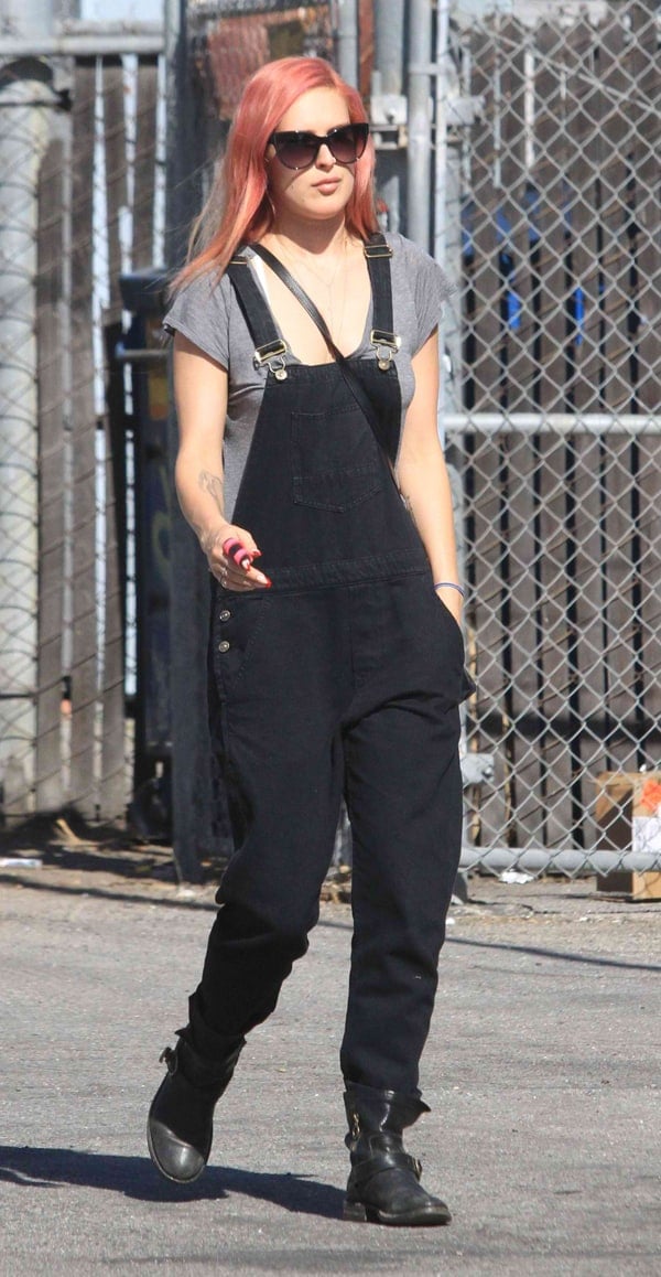 Rumer Willis, sporting black dungarees and pink hair visits a nail salon in Los Angeles on June 4, 2014