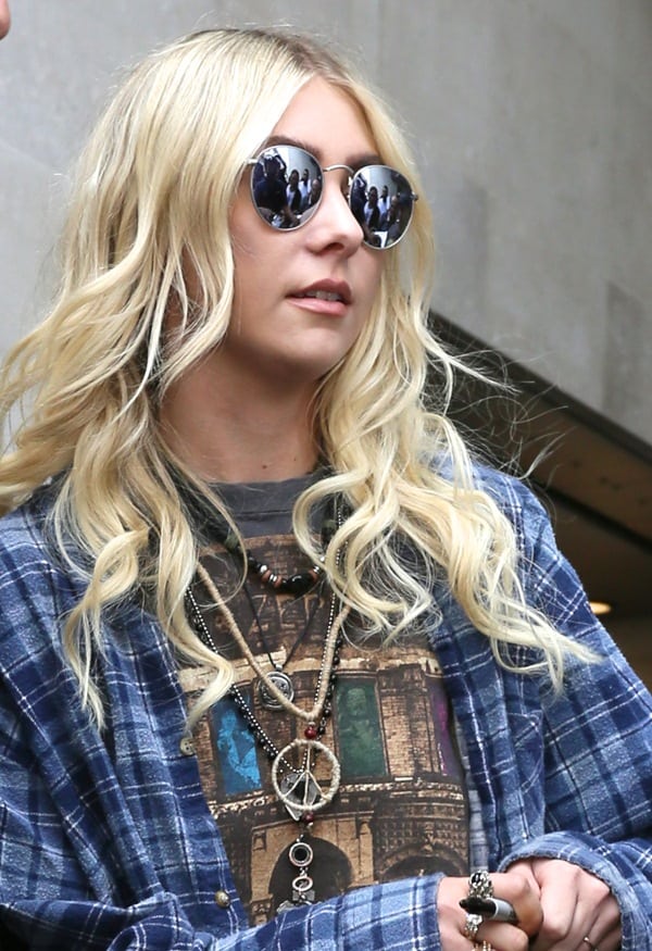 Taylor Momsen shows how to wear accessories like a rock star