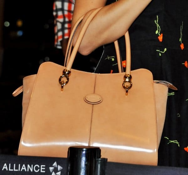 Taylor Swift chose a cream version of Tod's "Sella" tote so as not to overwhelm her retro-inspired little black dress