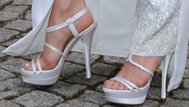 Jennifer Lopez wearing white platform sandals from Versace