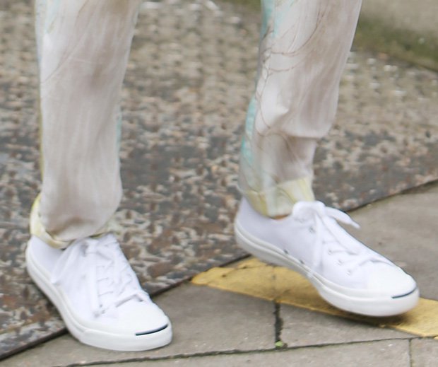 Nicole Scherzinger completed her effortlessly chic look with classic white Converse sneakers featuring a stripe detail at the toes
