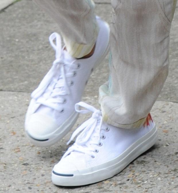 Nicole Scherzinger completed her effortlessly chic look with classic white Converse sneakers featuring a stripe detail at the toes
