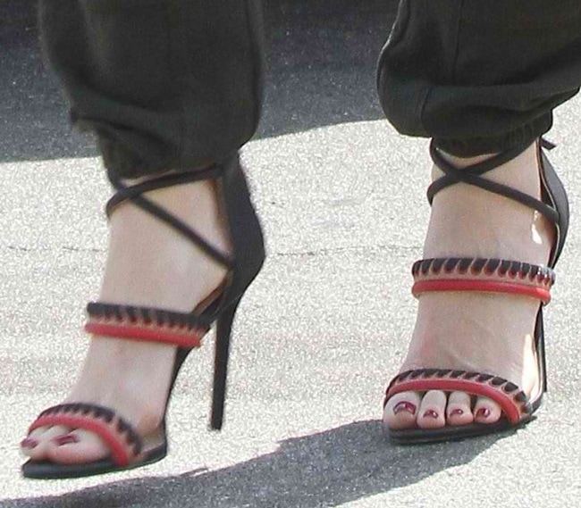 Gwen Stefani shows off her size 8.5 (US) feet in GX by Gwen Stefani Takara sandals