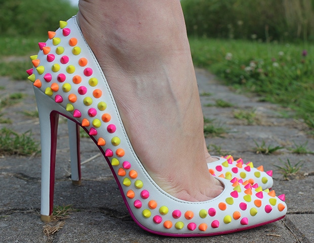 Rommy's hot feet in pumps embellished with candy-colored studs