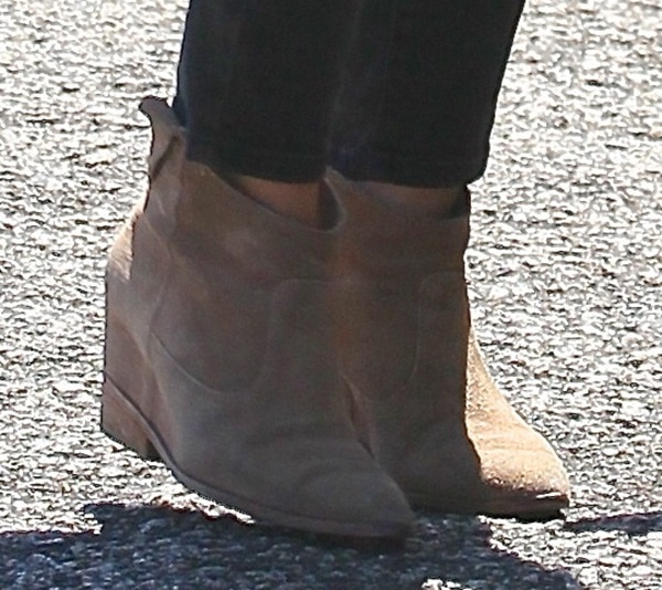 Hilary Duff wearing tan BELLE by Sigerson Morrison "Kyeran" boots