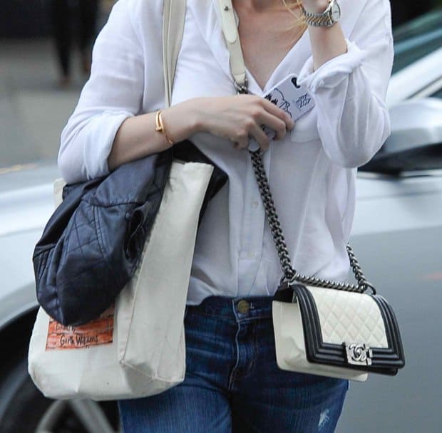 Dakota Fanning carries a Chanel Boy bag in SoHo, Manhattan, New York City