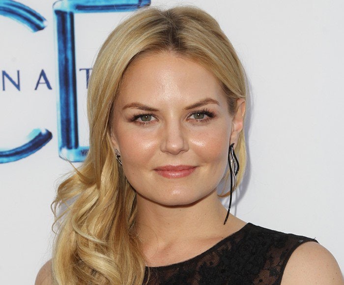Jennifer Morrison wore her blonde hair in soft, loose waves, complementing her natural makeup look, with defined eyes and a subtle pink lip