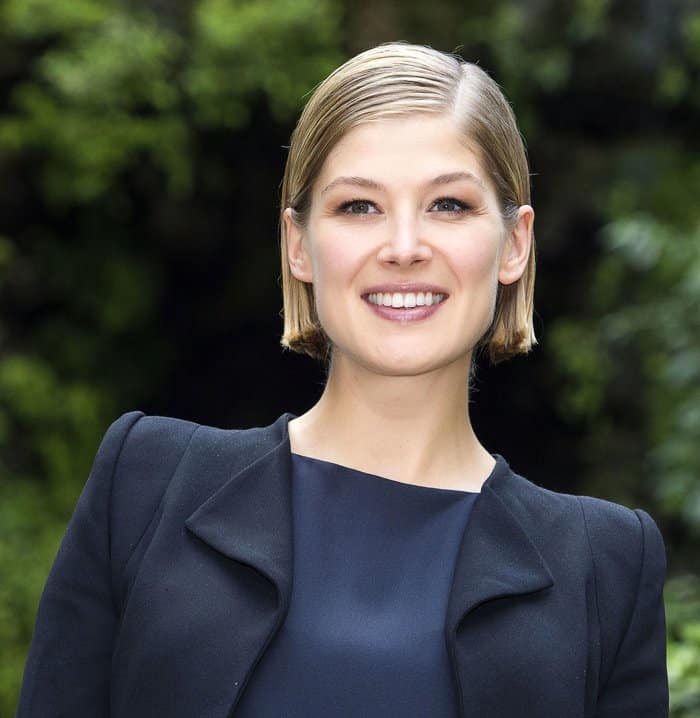 Short-haired Rosamund Pike with fresh-faced makeup