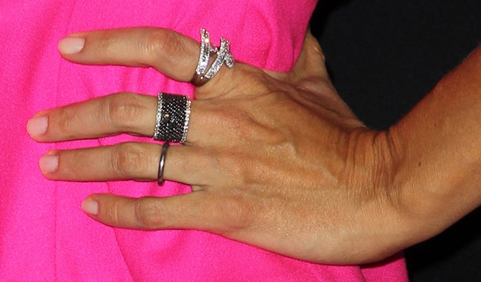 Jennifer Garner showing off her diamond Shay rings