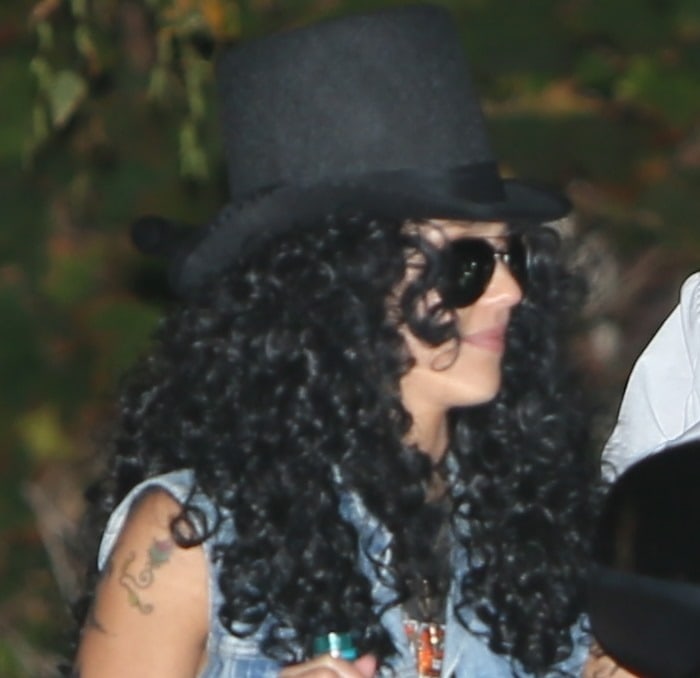 Jessica Alba dressed as Slash, the British-American musician and songwriter known from Guns N' Roses and numerous other bands