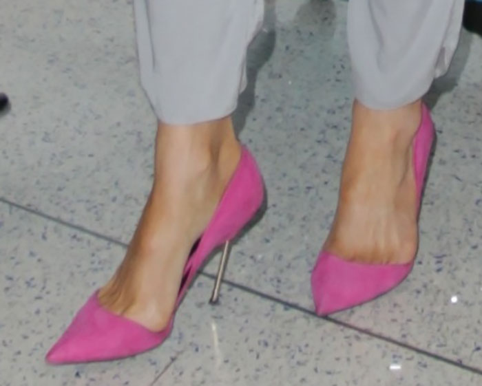 Kate Beckinsale rocks pink suede Kurt Geiger "Bond" pumps at LAX, adding a pop of color to her chic airport look