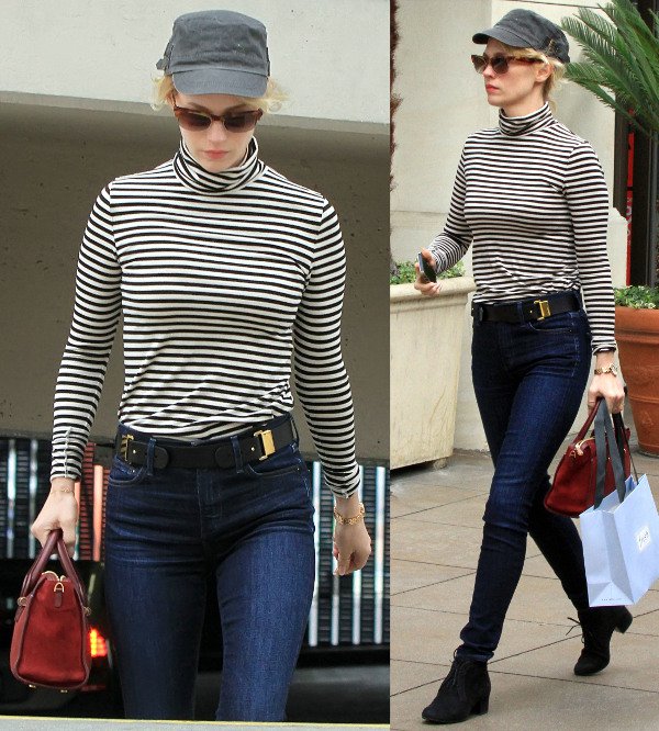 A simple striped shirt and skinny jeans make a chic combination for everyday