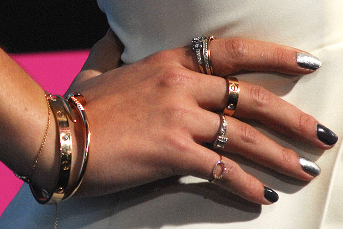 Bella Thorne's mixed rose gold and silver jewelry with silver-and-gray nails