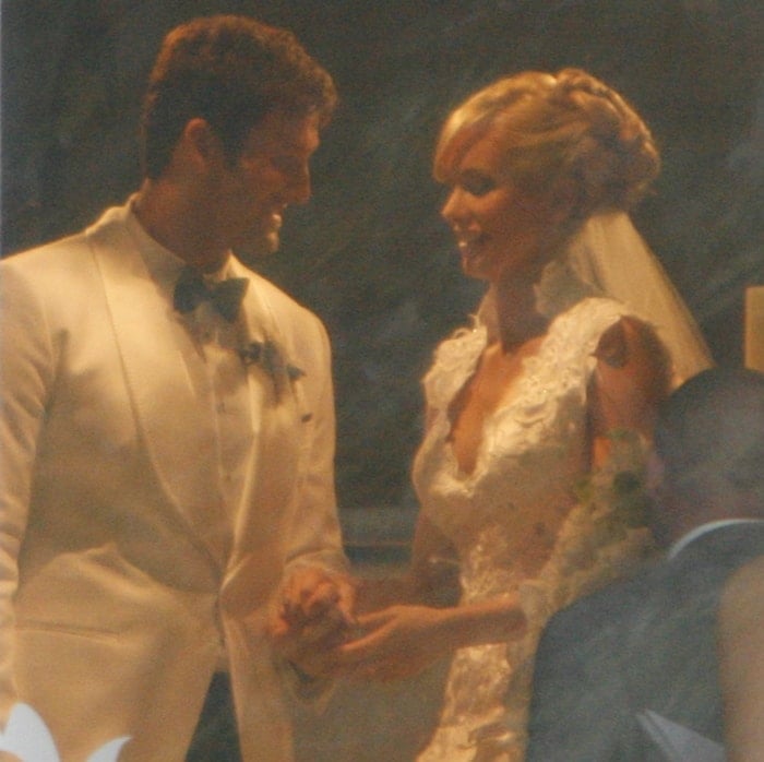 Dallas Cowboys quarterback Tony Romo tied the knot with pageant queen and TV reporter Candice Crawford