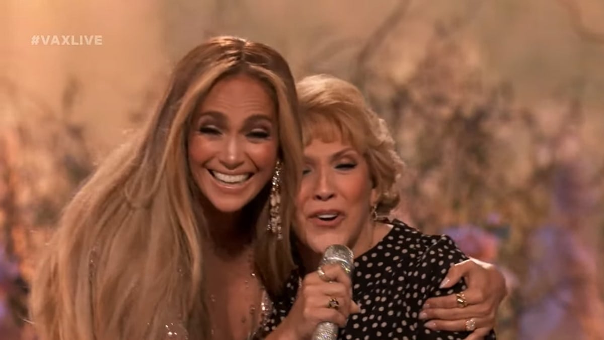 Jennifer Lopez invited her mom, Guadalupe Rodríguez, out to sing with her