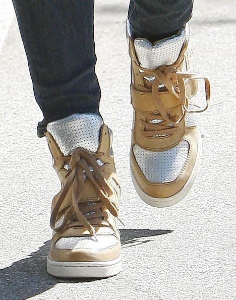 Casual Footwear Elevated: Heidi Klum pairs wedge sneakers with jeans for a sporty chic vibe