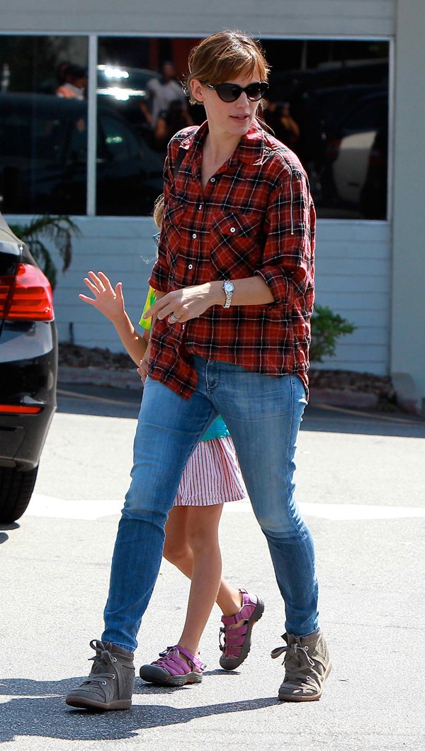 Jennifer Garner takes her daughter Violet Affleck to Brentwood Public Library in Los Angeles on September 14, 2013