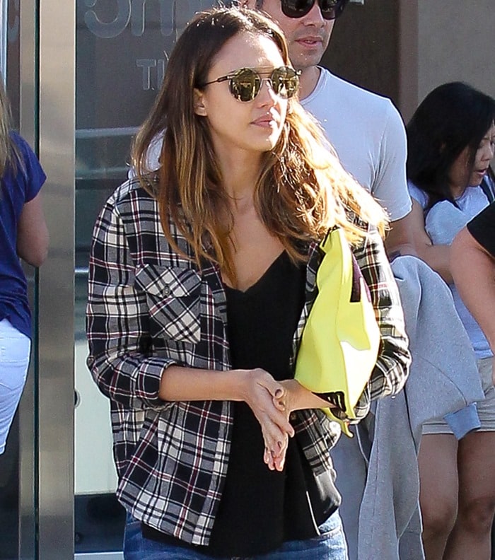 Jessica Alba rocking cropped jeans with a black T-shirt by Krisa