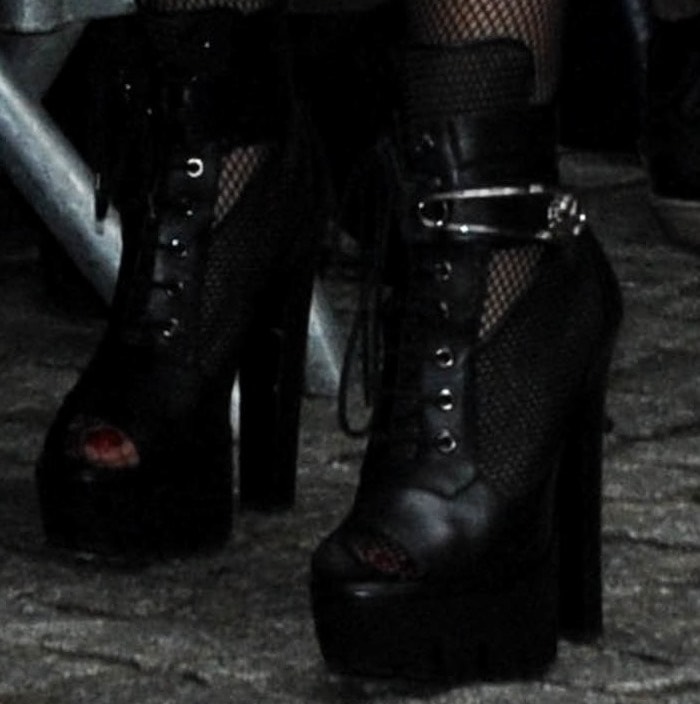 Lady Gaga exposing her toes in black peep-toe boots